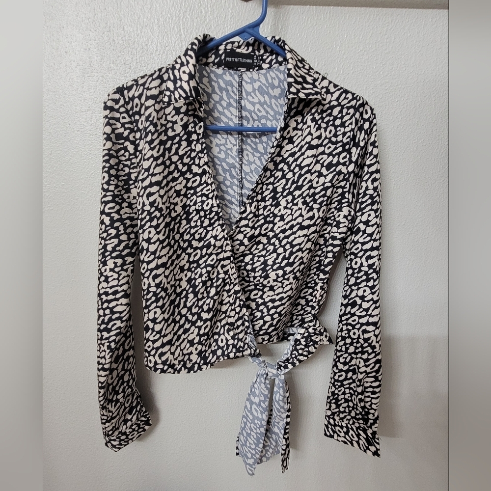 PrettyLittleThing Monochrome Animal Print Blouse Cresm/navy Blue Fits Super Cute